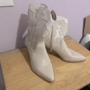 Adorable, short, off white cowboy boots🐎🤠